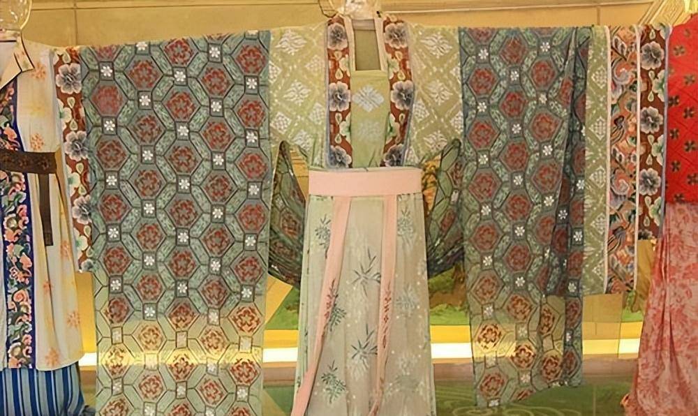 头钗朱玉拥玫瑰,身有红衣绣凤凰:看唐代女性婚服发展及现世影响