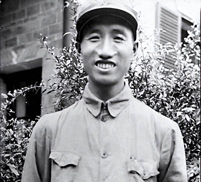 "徐向前接过话:"小杨,长征前我在湘鄂西根据地的那阵子去过南漳,湖南