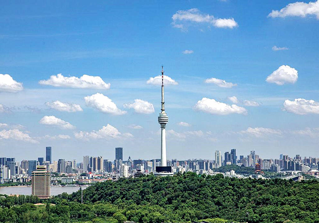 中国的第一座电视塔,为啥要建在武汉长江之滨的龟山之巅呢?