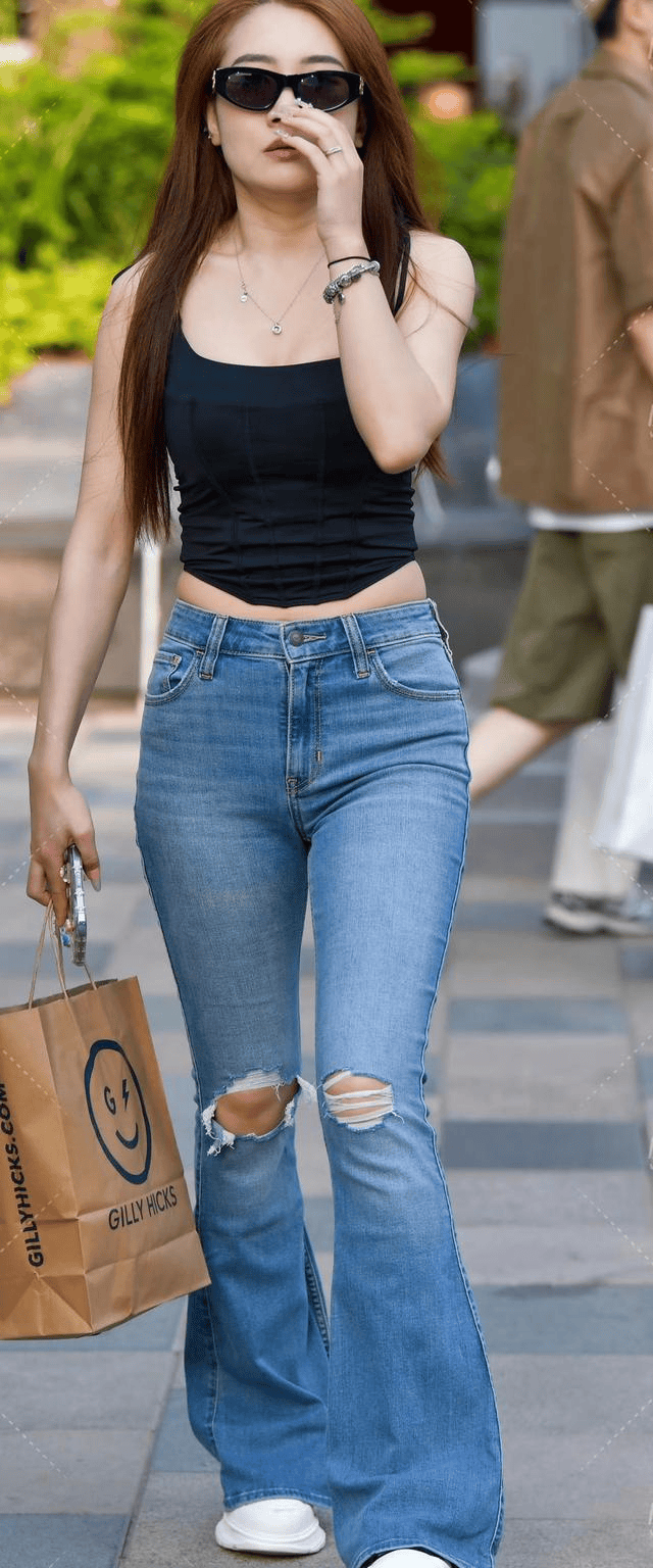 身材高挑气质优雅,破洞牛仔裤搭配,更显现代气息!