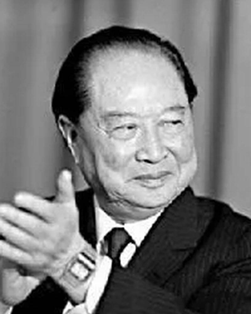 他曾担任上海市委书记,一手促成了"汪辜会谈",长子是中将