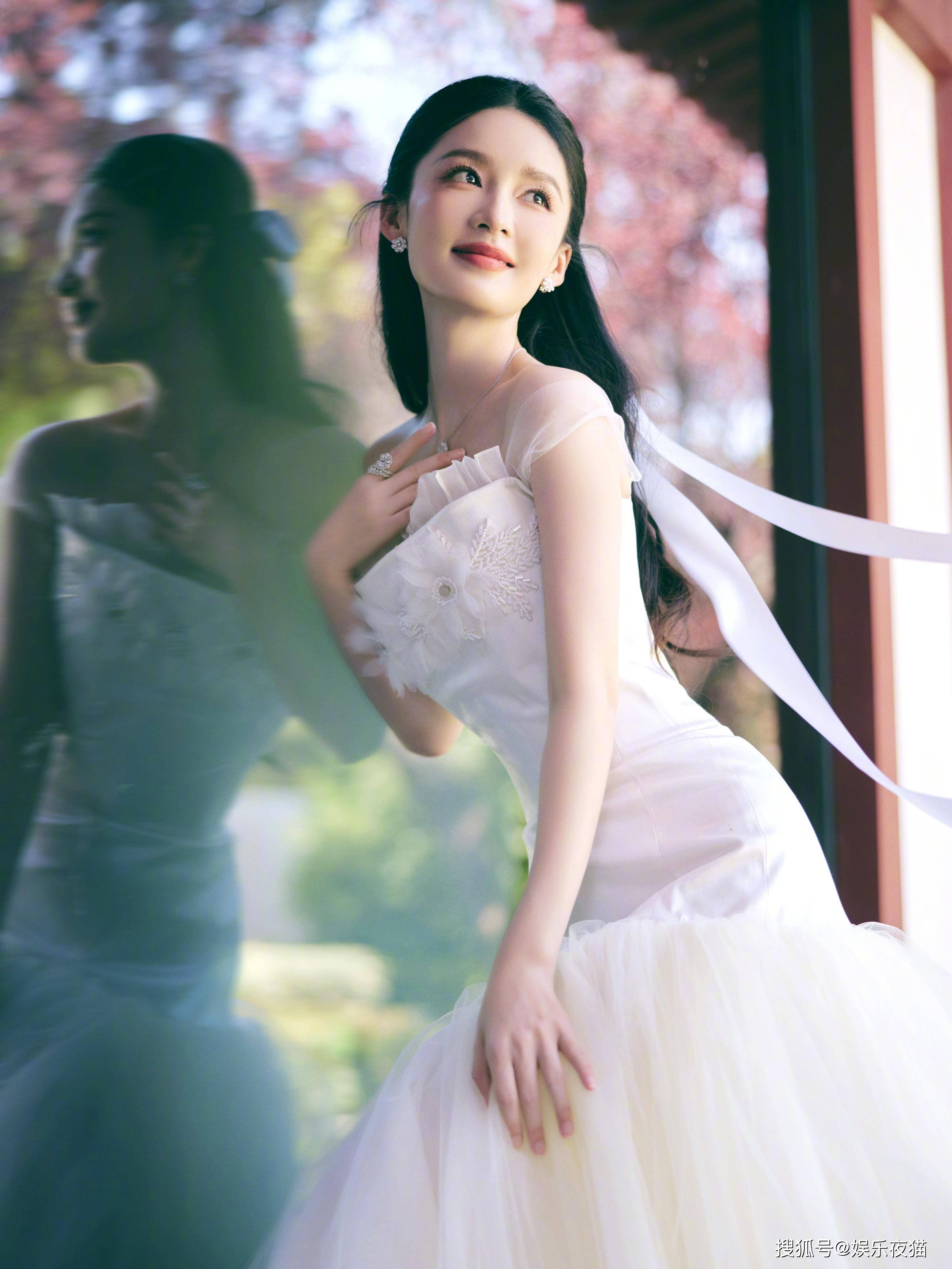 李沁一袭白色公主裙写真五官精致气质优雅甜美-搜狐大视野-搜狐新闻