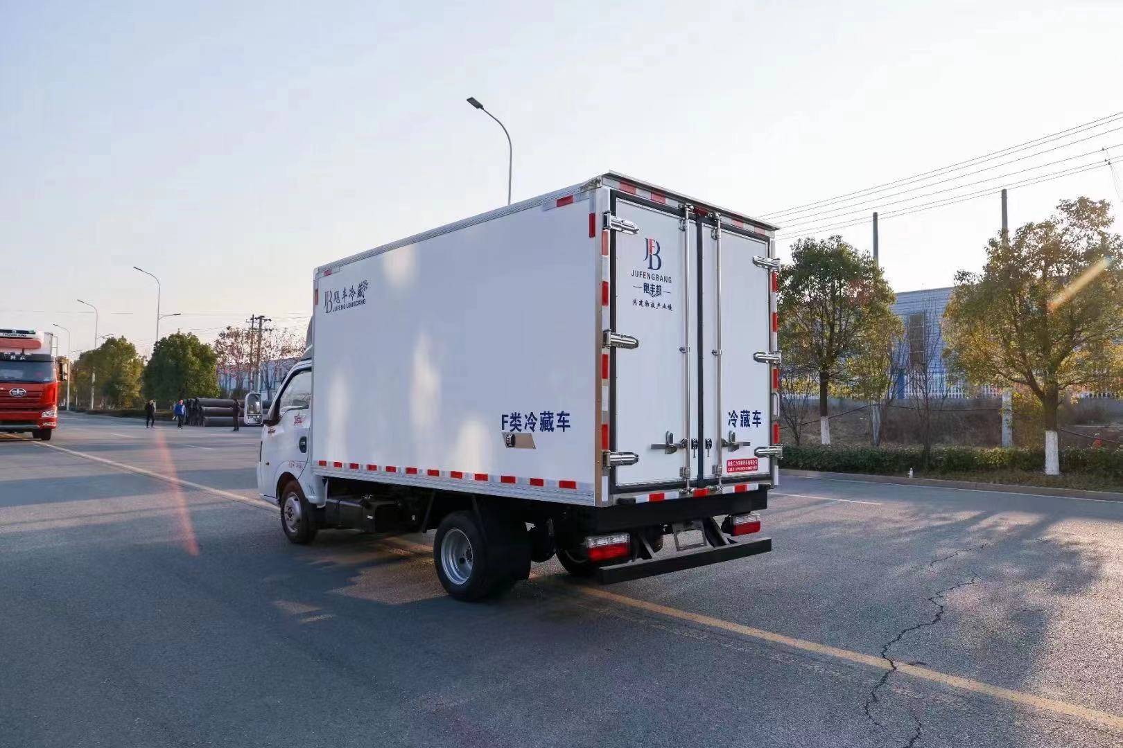 3米5东风途逸冷藏车