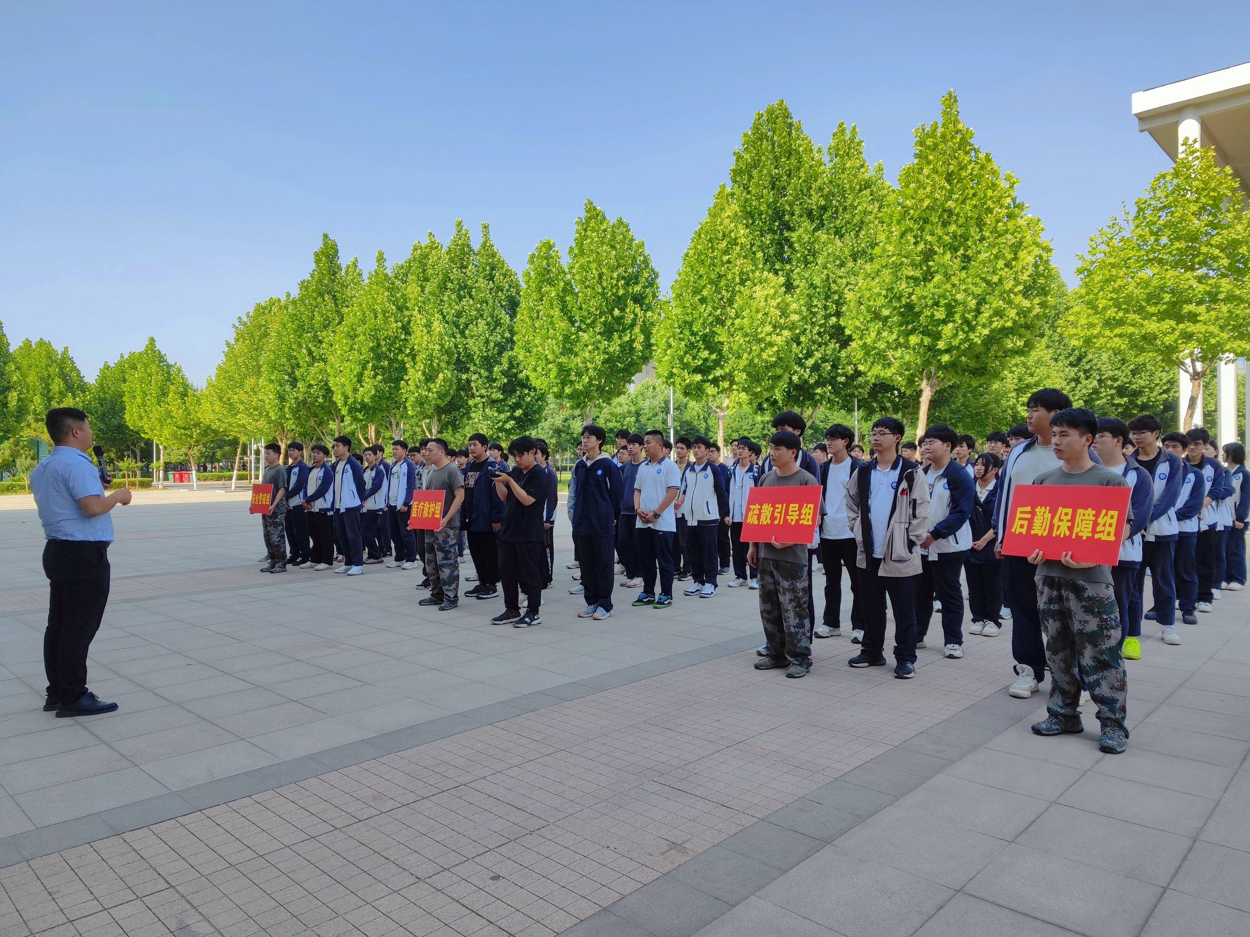 郑州市信息技术学校组织学生开展防暴演练