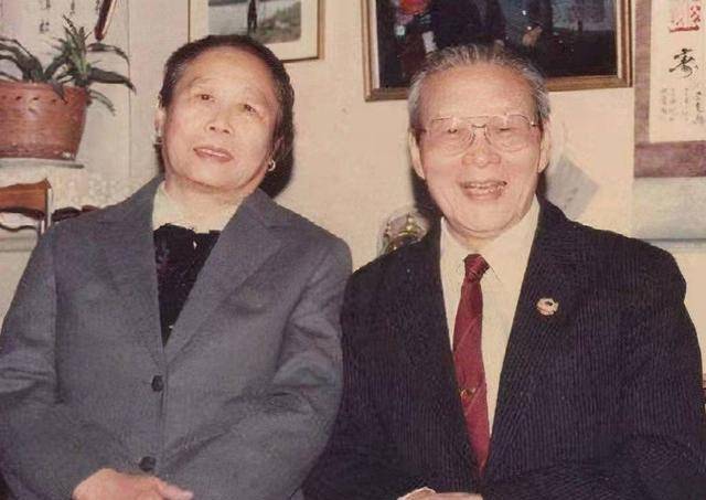 粟燕萍与前夫沈醉见面前,对丈夫说:他可能扇我耳光,你不要还手