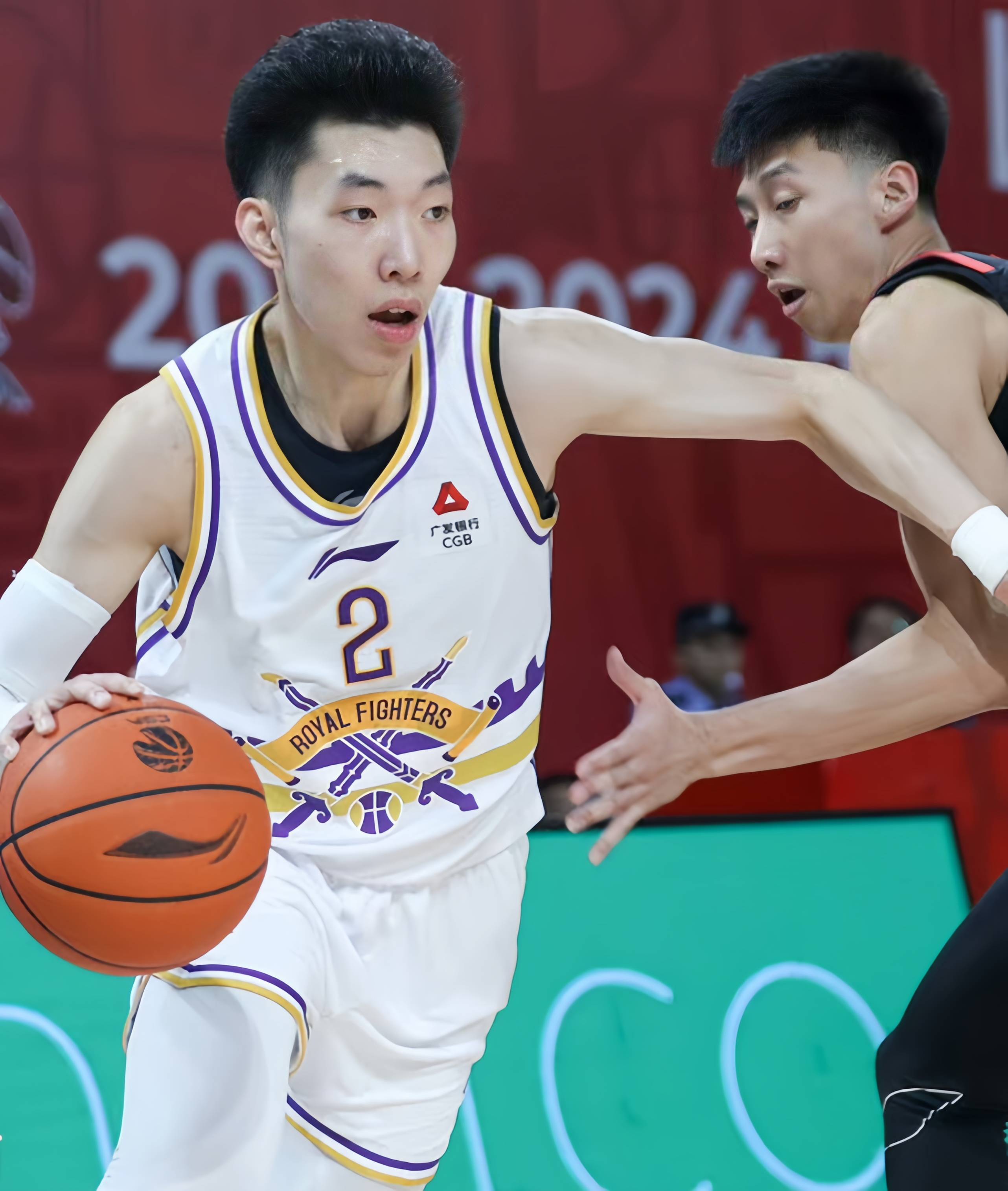 有点浪费他的天赋,曾凡博的天赋摆在那里,作为三号位,身高达到208厘米