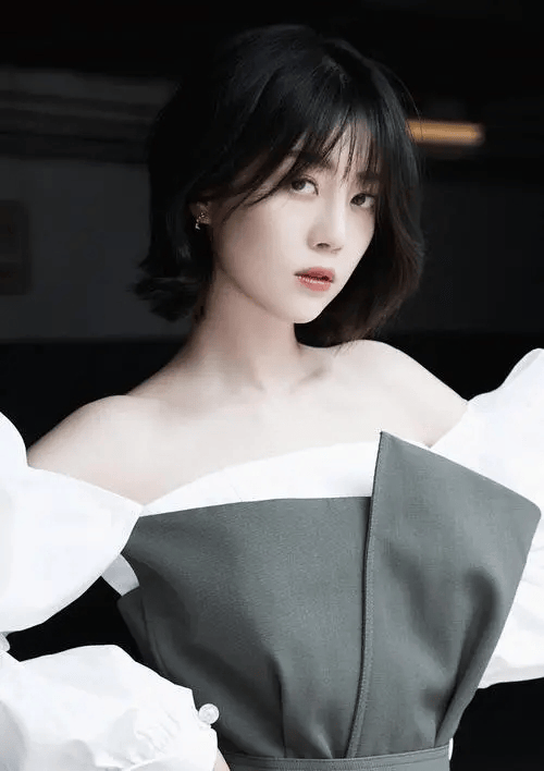 网传李溪芮深夜用拖鞋打代驾司机,张腾发文道歉,否认女方扔拖鞋