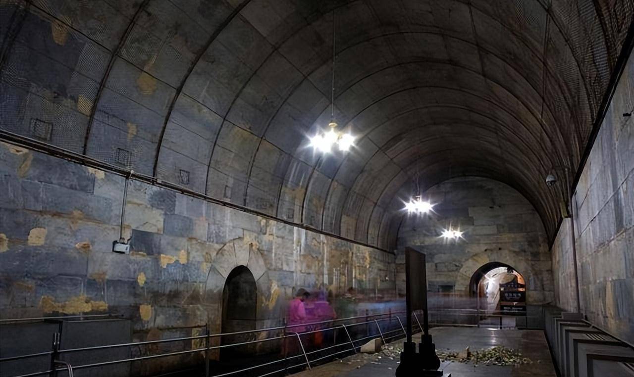 我国考古专家发掘定陵时,从起挖之日就频频发生怪事.