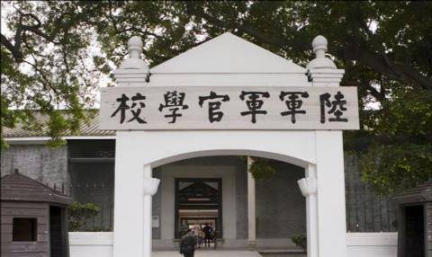 济南解放后,国军副司令聂松溪躲藏在门缝后,向外偷偷张望了三天