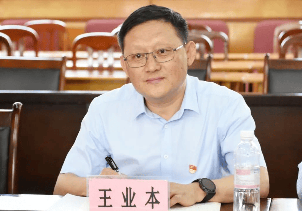 济南市第三人民医院院长王业本主持签约仪式并致欢迎辞,副院长刘心国