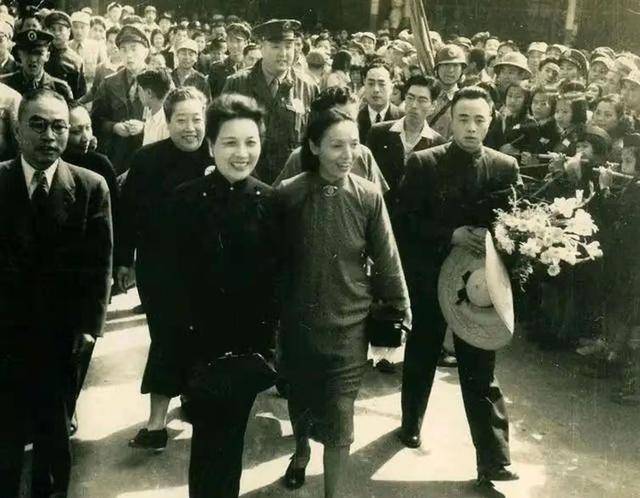 粟燕萍与前夫沈醉见面前,对丈夫说:他可能扇我耳光,你不要还手