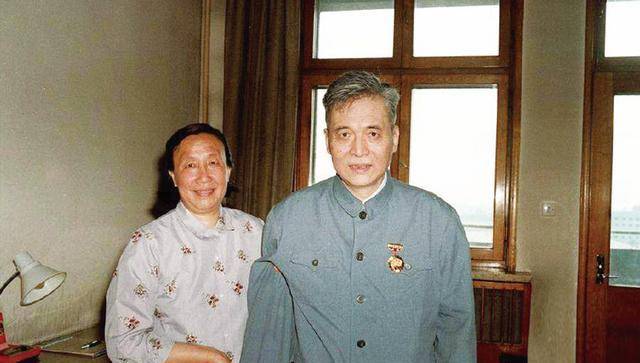 氢弹空投出现事故,邓稼先直接冲了过去,七年后妻子泪流满面_许鹿希