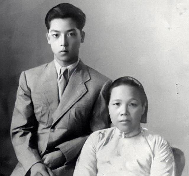 此时,李宗仁的原配夫人李秀文虽在世,但和儿子李幼邻一家定居美国