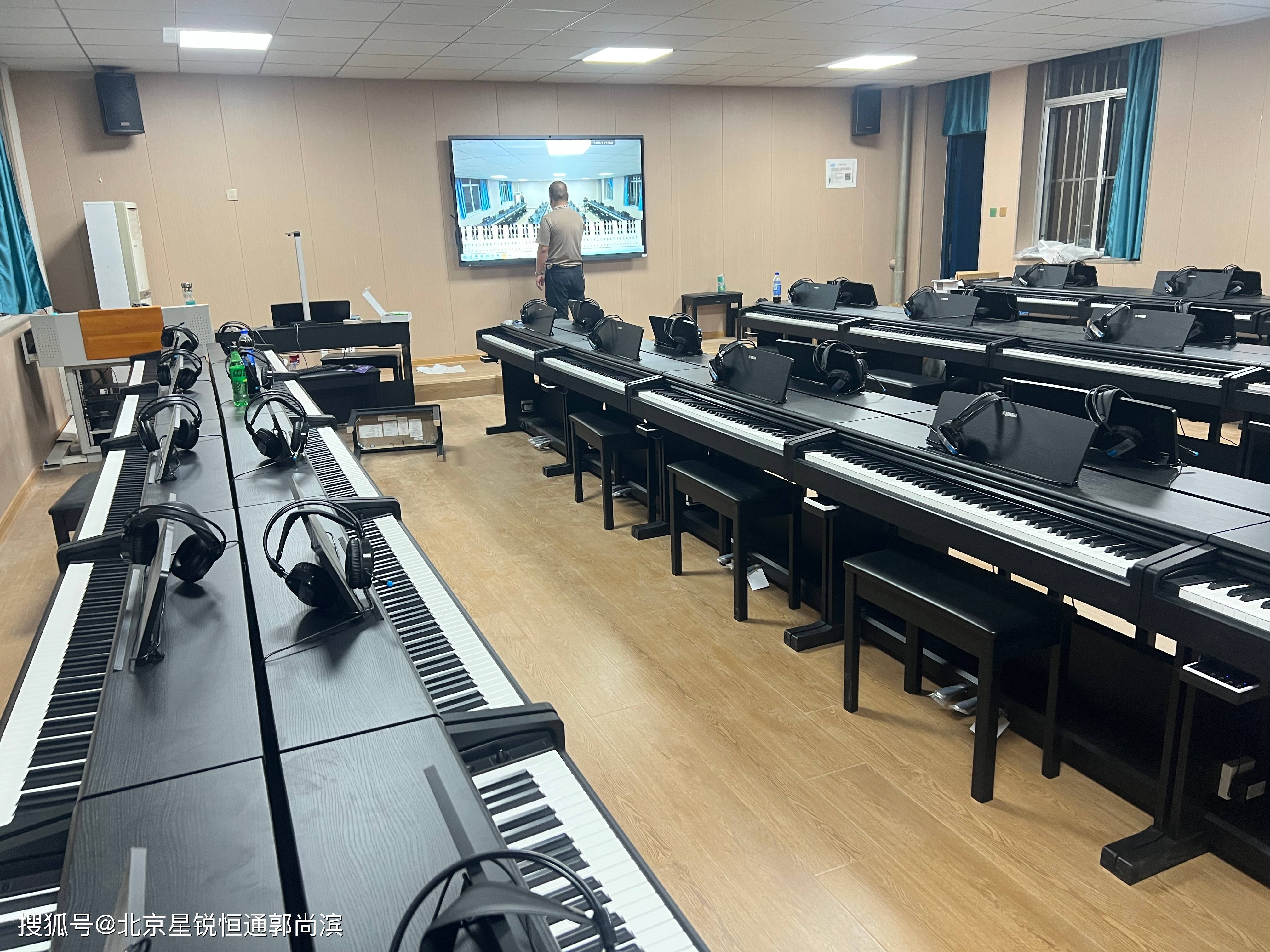 互动,此种互动性可以提高学生的学习兴趣和动力,优化学生的学习效果