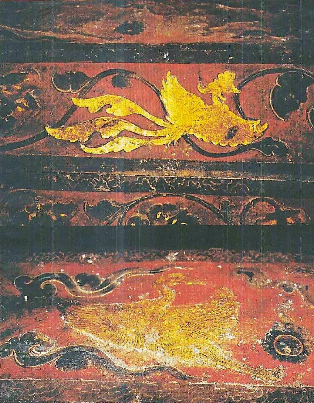 考古人员先将彩色凤棺巨大的棺盖徐徐开启,只见棺内还套有一口内棺.