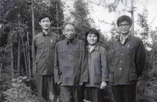 1927年,陈独秀之子陈延年遭叛徒出卖,刑场上坚决不跪,十分悲壮