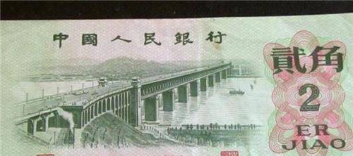 1955年3月,我国发行了第二套人民币,其中2角面额的纸币首次问世.