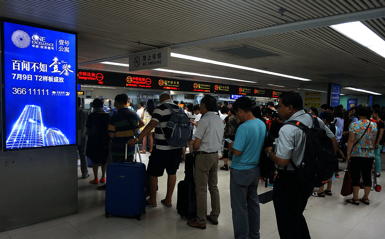 深圳罗湖口岸往香港过关必经通道灯箱广告牌有哪些