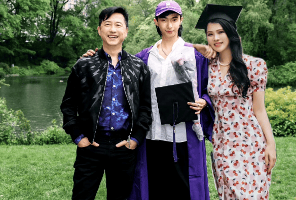 时隔15年,瘐澄庆伊能静罕见合体,恩利晒3人合照,细节看出情商