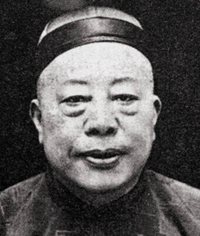 2003年杜月笙墓地:无人打扫,破败不堪,青苔爬满了走道