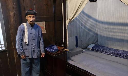 三等铺位,上等铺位一铺一室,有糖食水果和洗脸水,吸烟一盒,付洋1元5角