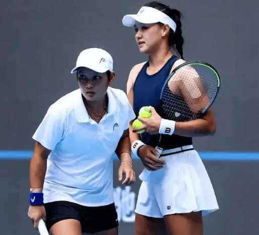 张帅/斯特恩斯与西济科娃/克罗玛查娃打满3盘,首盘,4-6,张帅组合先丢