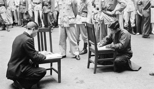 1949年民国老照片,上海解放前枪决地下党,谁知道他们姓名?