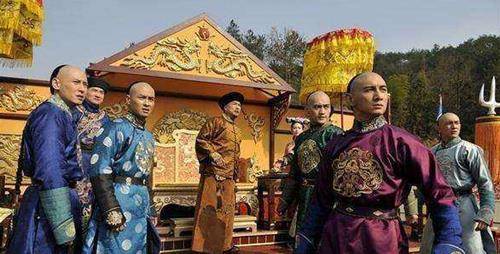 他做了多年皇储,先帝驾崩,他磕完头才发现登基的是别人