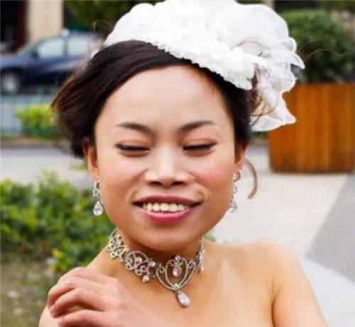 的绿卡配上得意洋洋的表情,而在美国的新生活,似乎让罗玉凤忘乎所以了