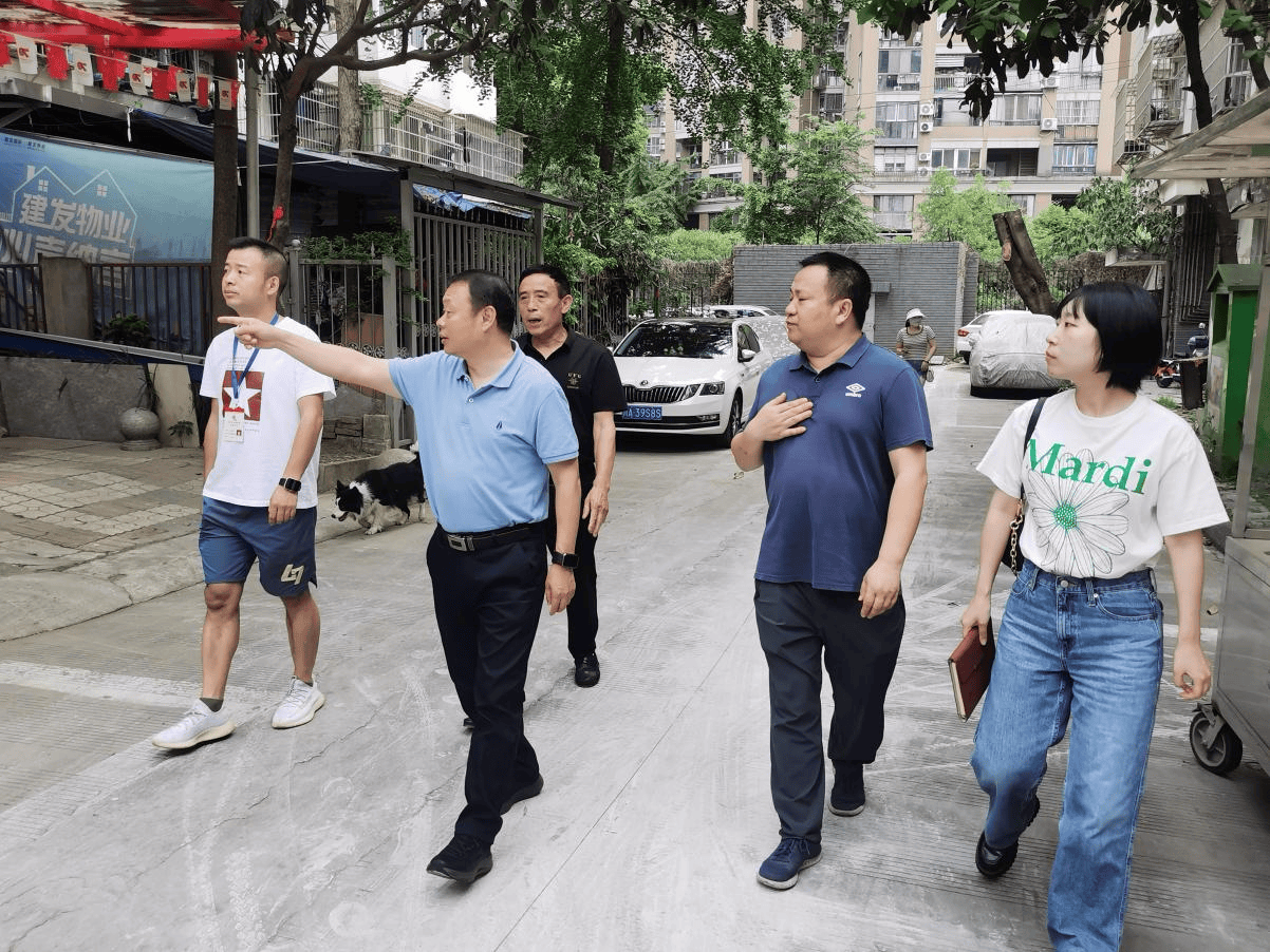 金牛区副区长方波一行到高家社区视察 新郞家小区居民自来水管网改造