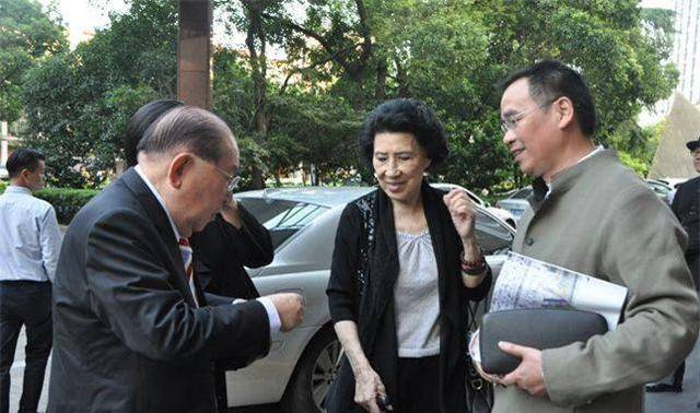 17岁少女嫁给42岁将军,一生不买日货,拒绝赵薇演自己,她是谁?