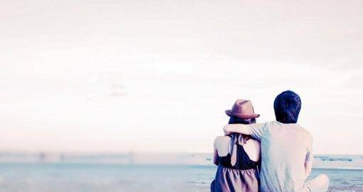 因为漫漫长夜,是最容易滋生情愫的时刻.