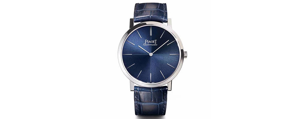 3,伯爵手表带扣有多种设计,有的镶嵌宝石,有的刻有品牌标志.