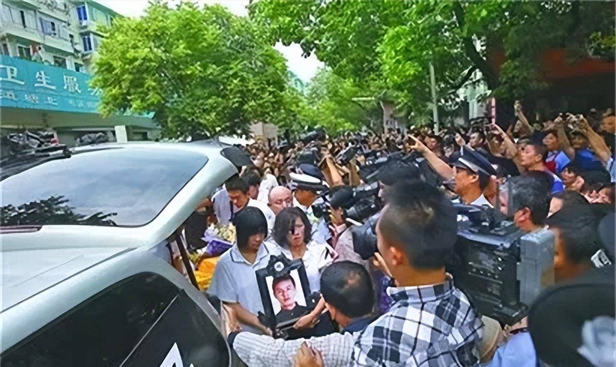 2012年"最美司机"吴斌生命的最后时刻:仍在操控客车安全停车