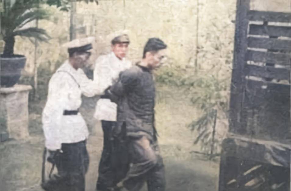 原来,有知情人告发,这个黄茂才老师,解放前竟然是臭名昭著的重庆