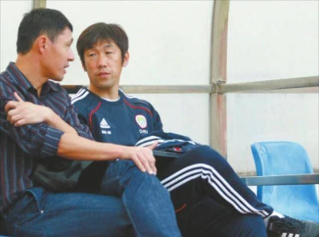 前国脚黎兵与歌星甘萍近况:他足球事业不顺利,她52岁仍显年轻