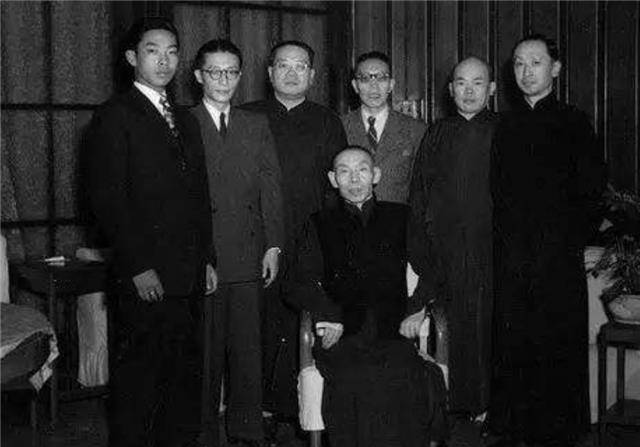 80岁老人路过杜月笙的坟墓,见墓地杂草丛生,便说:以后我天天来