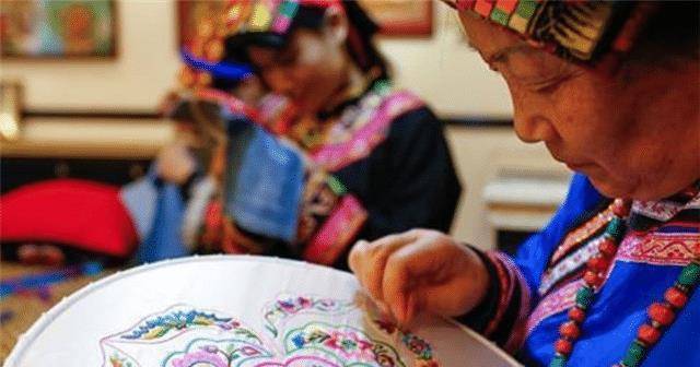 四川大妈靠一根针走进联合国,被爱马仕看上,吸金800万