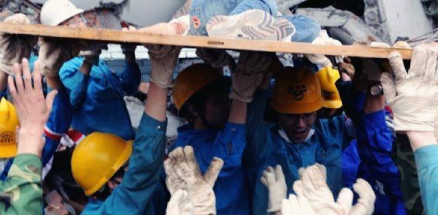 汶川地震时,22岁女孩被救下,后嫁给救命恩人,如今现状如何?