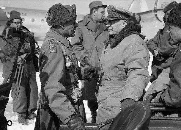 1952年,李奇微乘坐直升机被击落,杜鲁门:太危险,尽快回国