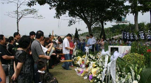 丛飞妻子邢丹:丈夫离世后相隔五年意外身亡,与丈夫合葬在一起