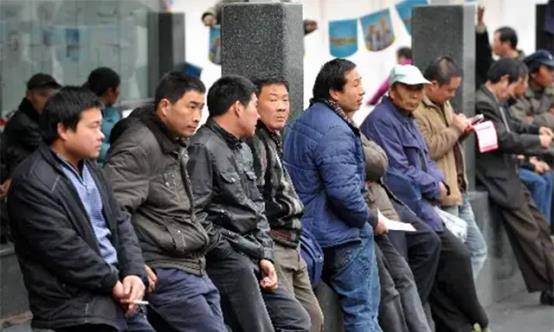 为不打草惊蛇,向明钱带着线人作出离开的假象,实