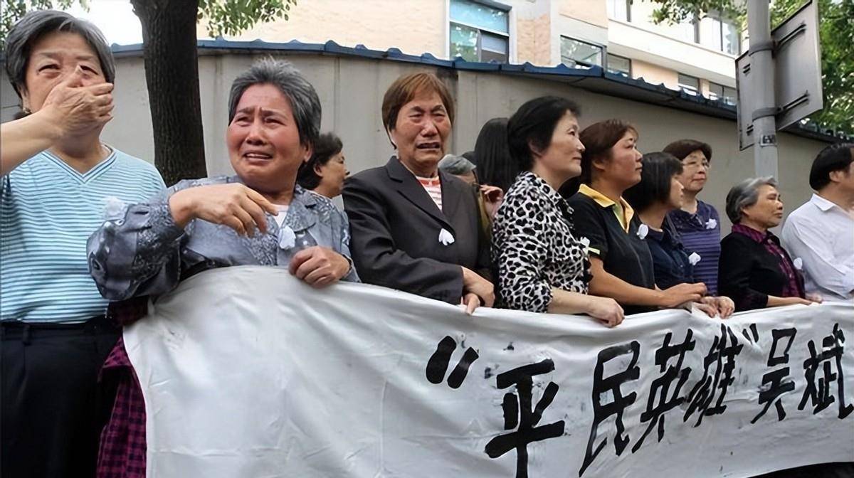 2012年"最美司机"吴斌生命的最后时刻:仍在操控客车安全停车