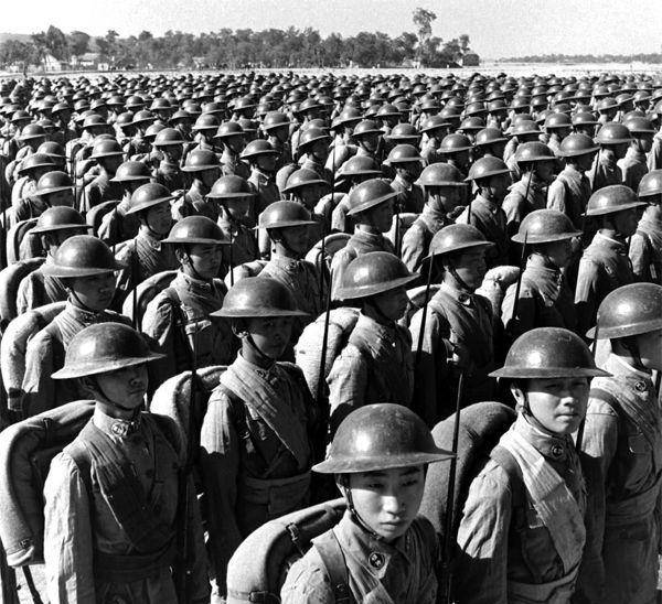 军长叶肇和军参谋长黄植楠在混战中被冲散,换上便衣混入难民中,结果被