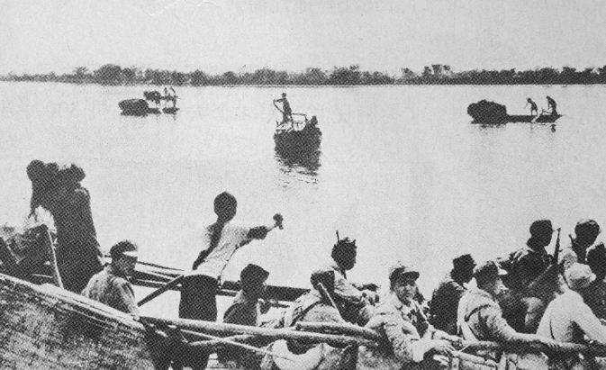 炮兵万炮齐发,场面十分震撼,百万雄师以势不可挡之力,横渡长江.