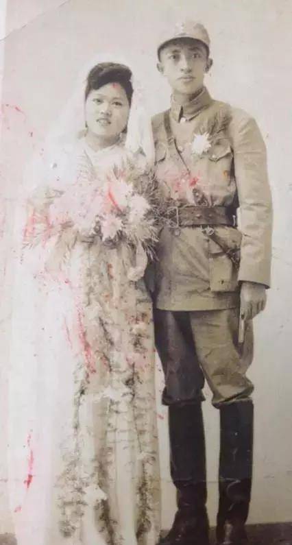 无名情侣结婚照请看上图这结婚照,那男的马靴,武装带,中正剑等佩戴齐