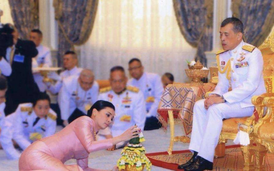 众多学生冒雨跪拜泰国国王,国王全程无视,泰国跪拜大礼令人不解