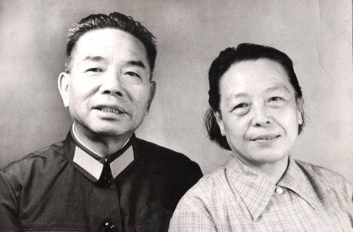 为了表明自己的革命决心,所以他在右臂上刺上了镰刀和铁锤交叉的党徽