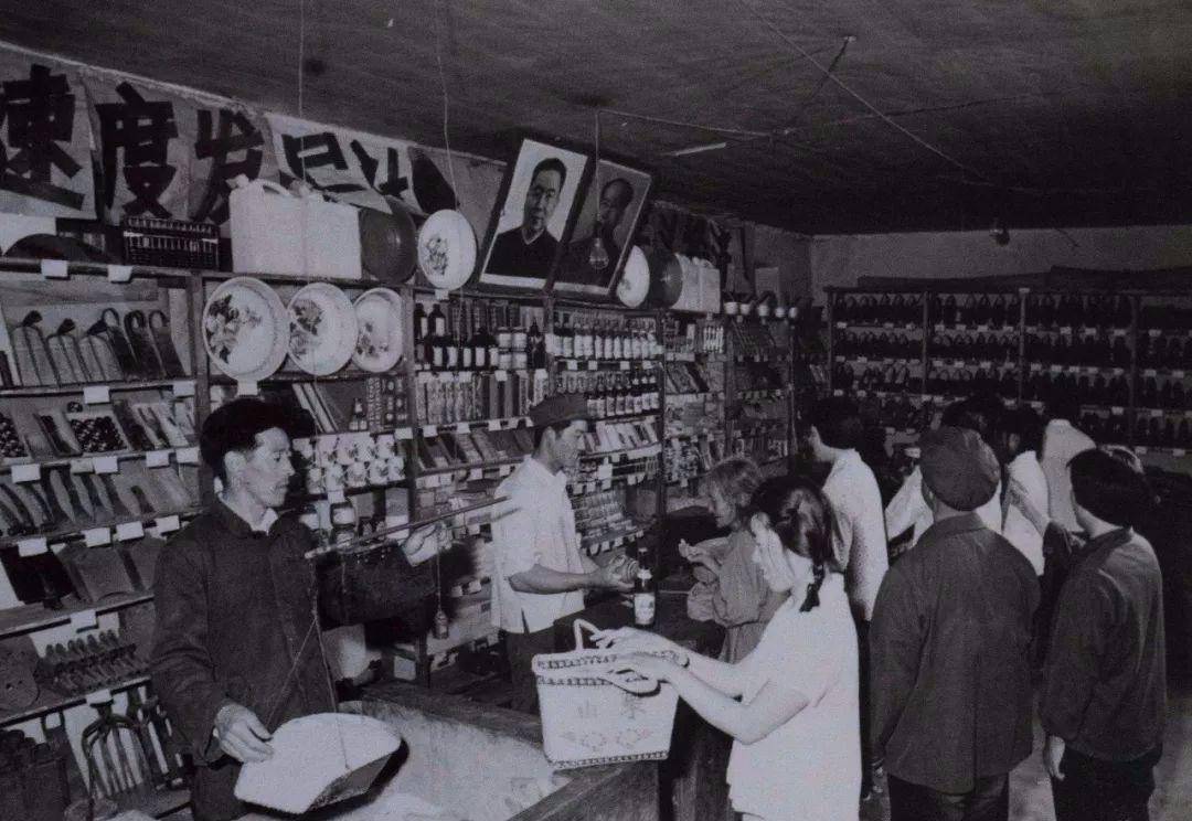 不容易,还得一家人有计划地去用,每人每家分配多少粮食才能有多少粮票