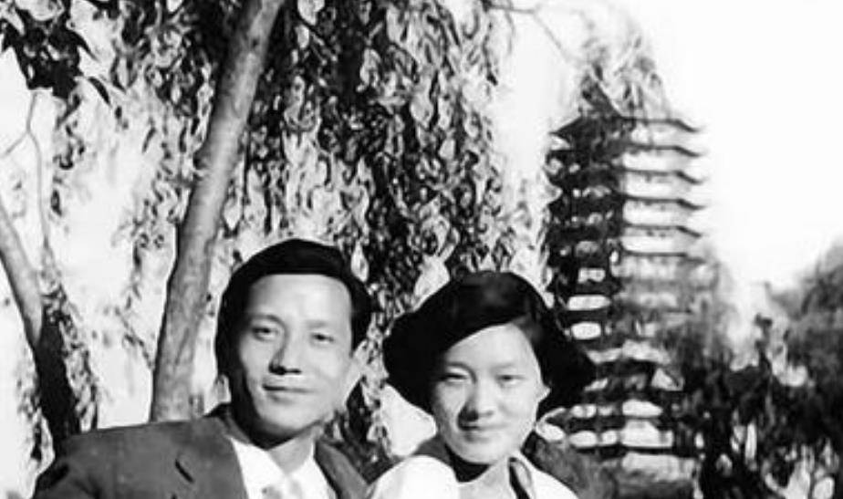 洪晃的父母身为"名望家族"之人,都颇有身份,她的父亲洪君彦曾经在北京